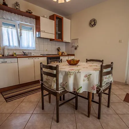 Emily Apartman *